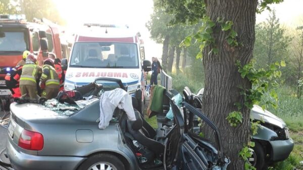 Wypadek w Kochłowicach. Kierujący audi uderzył w drzewo. Na miejscu lądował LPR.