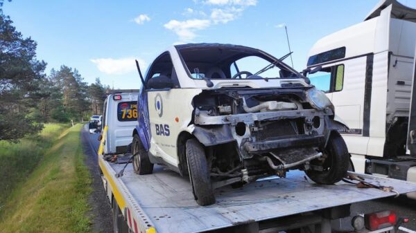 Zderzenie smarta z volkswagenem w miejscowości Kąty Opolskie. Jedna osoba poszkodowana(Zdjęcia)
