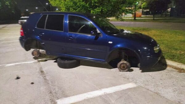 Zuchwała kradzież wieczorową porą na parkingu w Brzegu. Policja szuka sprawców i zabezpieczyła monitoring.(Zdjęcia)