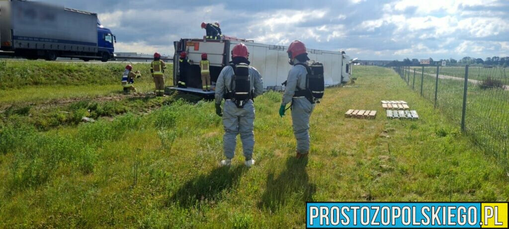 Wypadek na Opolskim odcinku autostrady A4.Tir z żywnością leży na boku w rowie.(Zdjęcia)