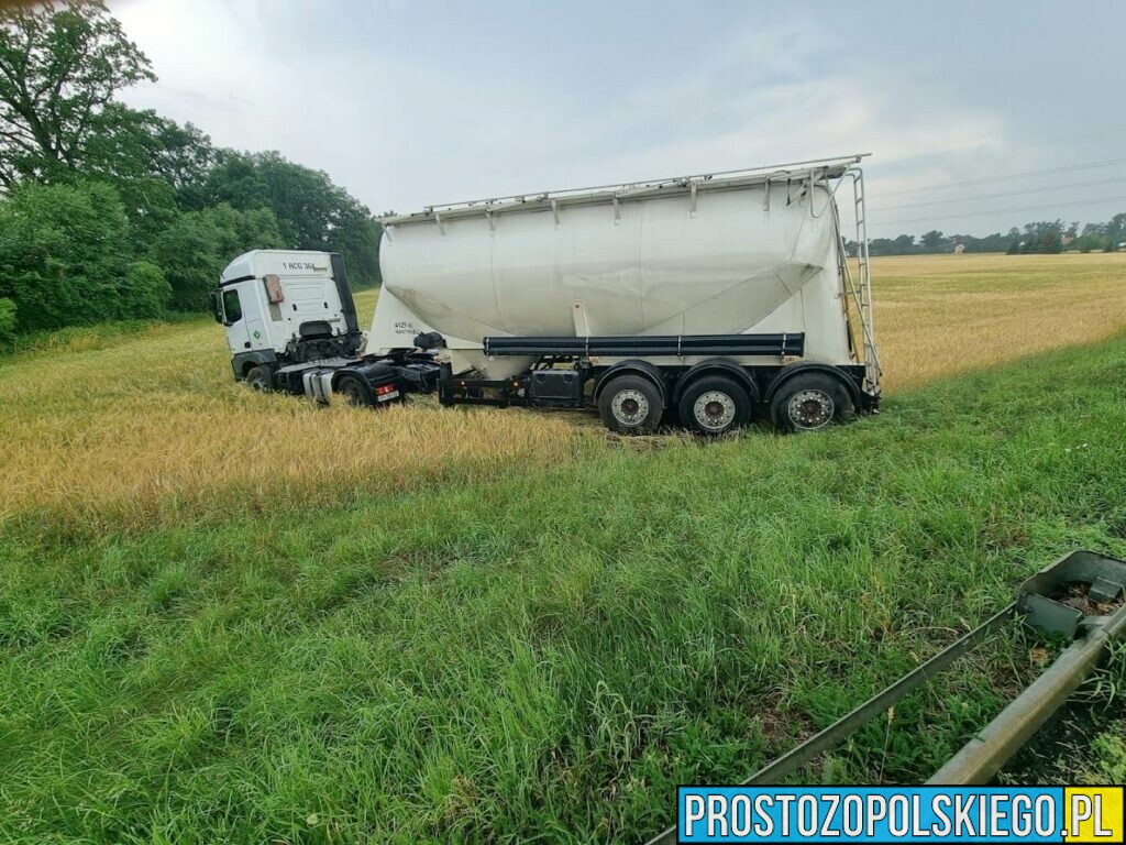 Zderzenie dwóch ciężarówek busa i osobówki w Zawadzie koło Opola.(Zdjęcia)