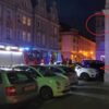 W środę 1 czerwca o godzinie 22:00 strażacy z JRG dostali zgłoszenie o pożarze latarni na Opolskim Rynku. Na miejsce zadysponowano dwa zastępy straży z JRG 2 Opole i patrol policji. Stojąca latarnia a dokładnie klosz zapalił się a plastik kapał na zaparkowanego forda kuga przed wejściem do stanu cywilnego w ratuszu. Na szczęście nikomu nic się nie stało ,ucierpiał tylko zaparkowany samochód.