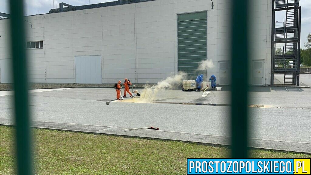 Wyciek roztworu kwasu w jednej z firm na ul. Chłodniczej w Opolu. Na miejscu 8 zastępów straży z JRG i OSP (Zdjęcia&Wideo)