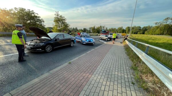 Zderzenie dwóch osobówek na ul.Niemodlińskiej na wiadukcie w Opolu.(Zdjęcia)