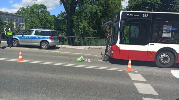 Autobus MZK potrącił rowerzystkę na ul.Korfantego w Opolu.(Zdjęcia)