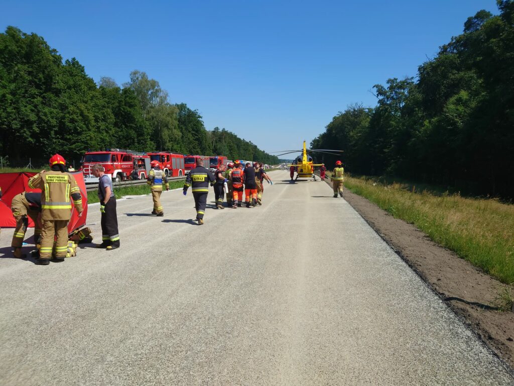 Wypadek na opolskim odcinku autostrady A4. Na miejscu lądowały dwa śmigłowce LPR-u.(Zdjęcia)