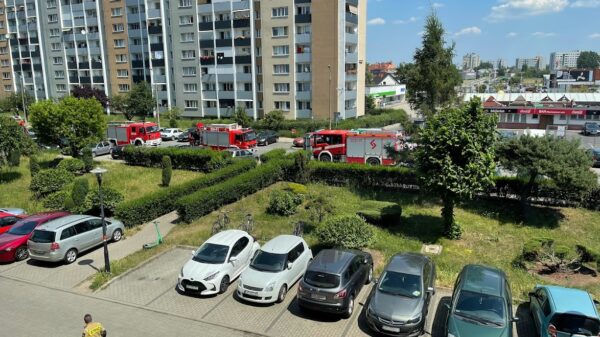 Wyczuwalny zapach gazu na klatce schodowej przy ul.Koszyka w Opolu. Na miejscu 5 zastępów straży.(Zdjęcia)