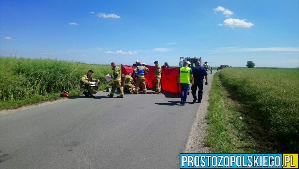 Kierująca samochodem osobowym wjechała w rowerzystów na drodze powiatowej pomiędzy Pogorzelą a Michałowem.Jedna osoba nie żyję.(Zdjęcia)