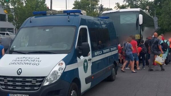 Autobus z usterkami został zatrzymany przez WITD w Opolu. Pojazd do kontroli zgłosili rodzice dzieci ,które jechały na wakacje do Grecji.