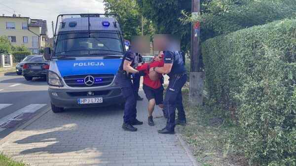 Interwencja policjantów na Zaodrzu w Opolu. Dwóch mężczyzn zostało skutych w kajdanki i zabranych na komendę policji.(Zdjęcia)