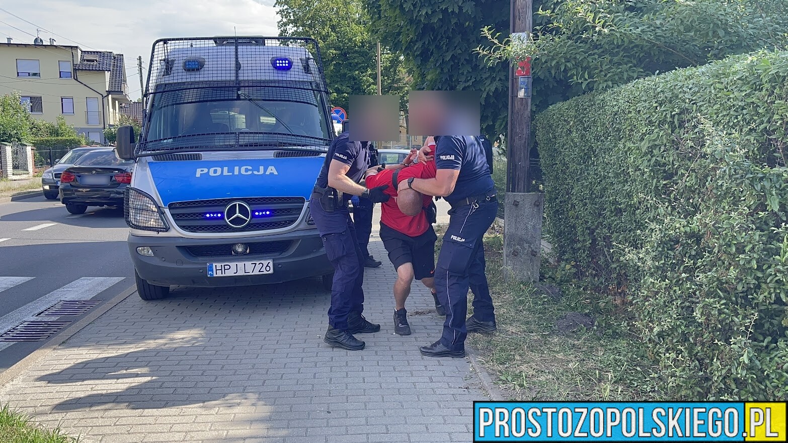 Interwencja policjantów na Zaodrzu w Opolu. Dwóch mężczyzn zostało skutych w kajdanki i zabranych na komendę policji.(Zdjęcia)