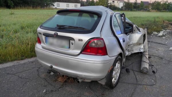 Kierujący autem stracił panowanie i uderzył w słup. Badanie wykazało prawie 2 promile. Mężczyzna jechał po rodzinę do Turawy.