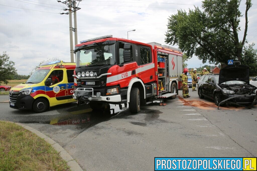 Zderzenie dwóch aut na skrzyżowaniu ulic Krapkowicka i Odrodzenia w Opolu. Jedno osoba została poszkodowana.(Zdjecia&Wideo)