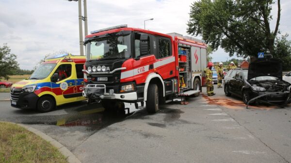 Zderzenie dwóch aut na skrzyżowaniu ulic Krapkowicka i Odrodzenia w Opolu. Jedno osoba została poszkodowana.(Zdjecia&Wideo)