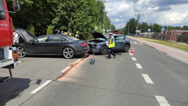 Wypadek w Dobrzeniu Wielkim. Doszło tam do zderzenia mazdy z audi. Jedna osoba została poszkodowana.(Zdjęcia)