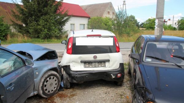 Niemal potrącił pieszego i wjechał w zaparkowany samochód. 62-latek był nietrzeźwy i miał zakaz sądowy na kierowanie pojazdami.(Zdjęcia)