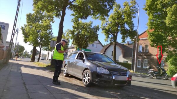 Kierująca autem wjechał w motorowerzystkę, która z obrażeniami ciała trafiła do szpitala. (Zdjęcia&Wideo)