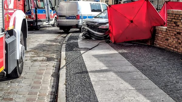 Kierujący autem wjechał w mur koło Kościoła w centrum Brzegu. Na miejscu lądował LPR.(Zdjęcia&Wideo)