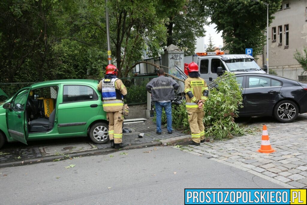 Kierujący matizem jadący "pod prąd" uderzył w opla, który wjechał w mur i skrzynką elektryczną w Opolu.(Zdjęcia&Wideo)