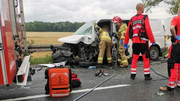 Czołowe zderzenie busa z taxi w zawadzie koło Opola.(Zdjęcia)