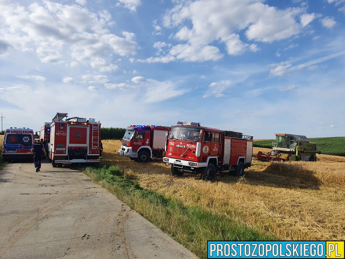 Pożar zboża i kombajnu w miejscowości Stary Ujazd koło Strzelec Opolskich.
