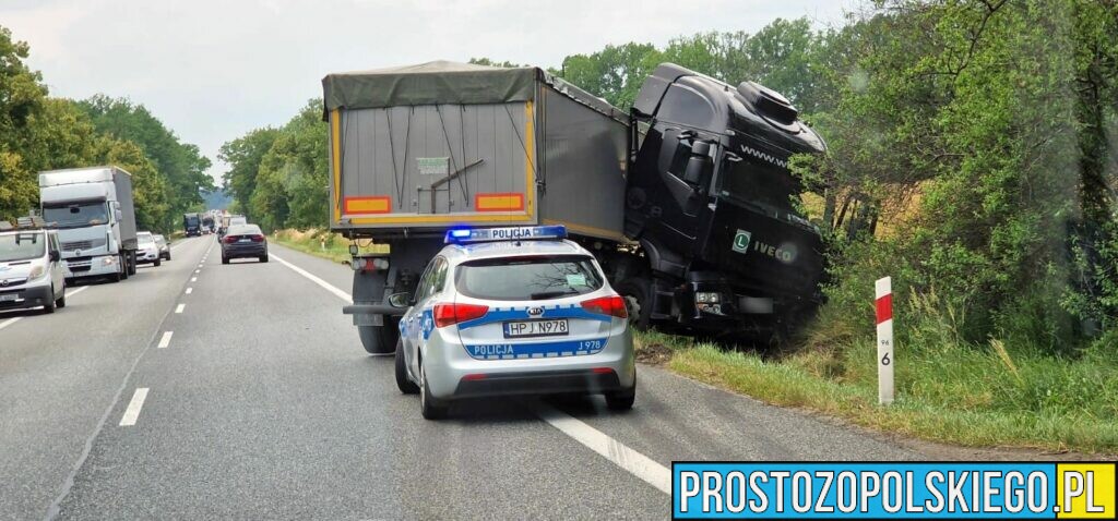 Ciężarówka wpadła do rowu i uderzyła w drzewo na DK46 w Dąbrowie.