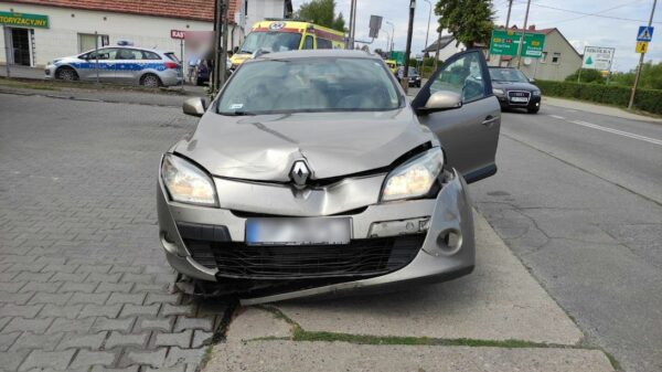 Zderzenie osobówek na ul.Domańskiego w Opolu. Dwie osoba zabrane do szpitala.(Zdjęcia)