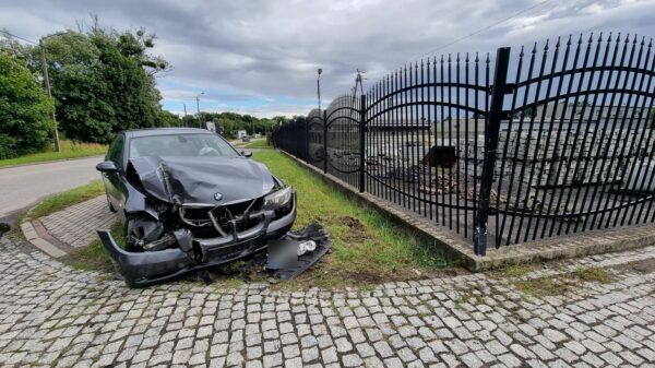 Nietrzeźwy kierujący bmw wjechał w ogrodzenie w Kędzierzynie Koźlu.(Zdjęcia)