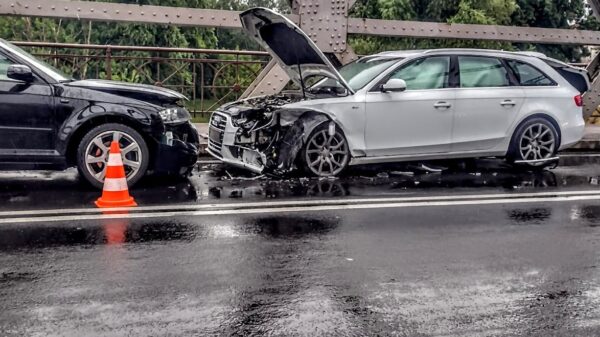 Zderzenie czołowe dwóch audi na moście w Brzegu. Kierowca jednej z osobówek zbiegł z miejsca.(Zdjęcia)