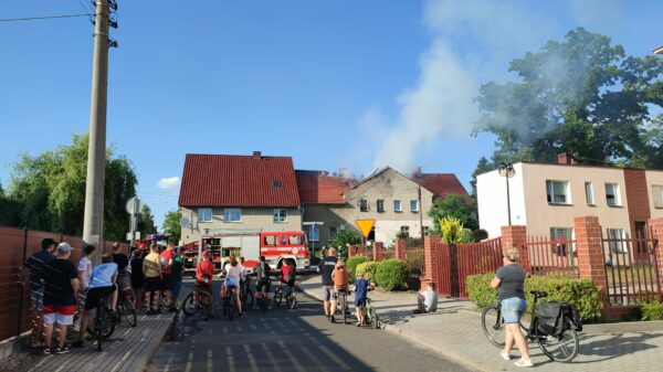 Pożar poddasza budynku wielorodzinnego w Tułowicach. Budynek nie nadaje się do zamieszkania.(Zdjęcia)