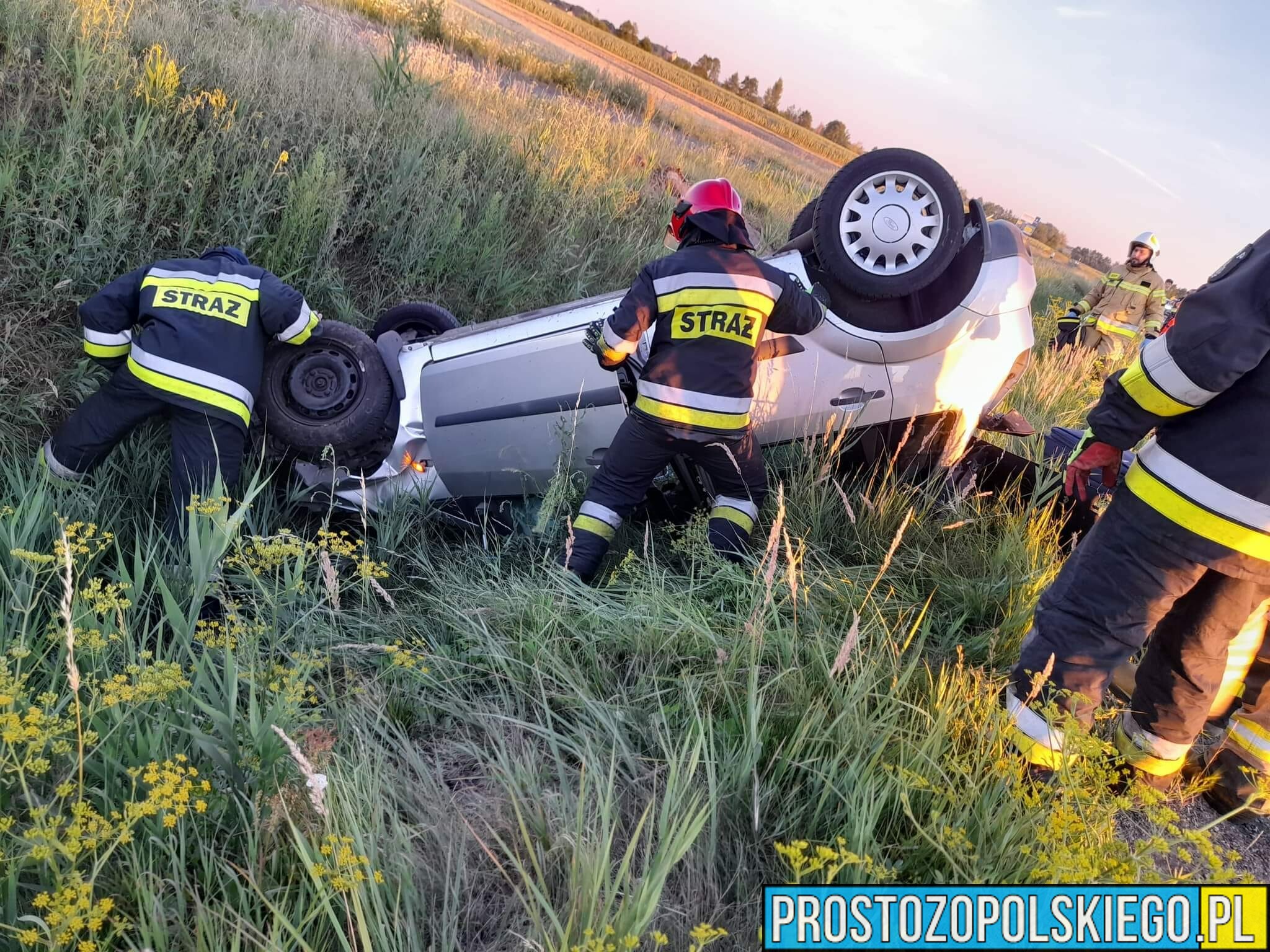 Dachowanie auta na DK45 na wysokości Zimnice Wielkie - Dąbrówka Górna. Jedna osoba została poszkodowana zabrana do szpitala.(Zdjęcia)