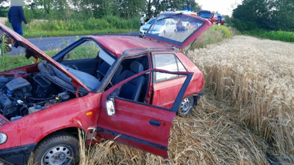 Kierująca skodą wjechała do rowu i dachowała na trasie Ligota Książęca- Brzozowiec w powiecie namysłowskim.(Zdjęcia)