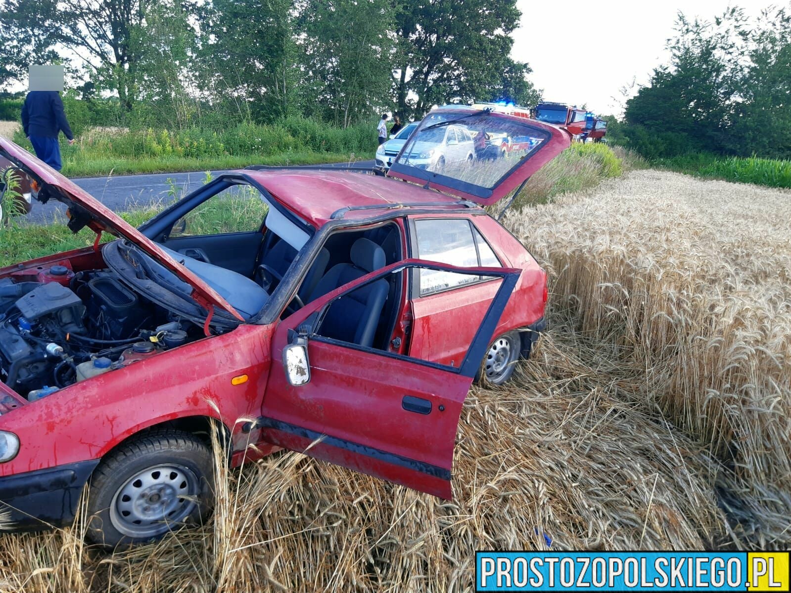 Kierująca skodą wjechała do rowu i dachowała na trasie Ligota Książęca- Brzozowiec w powiecie namysłowskim.(Zdjęcia)