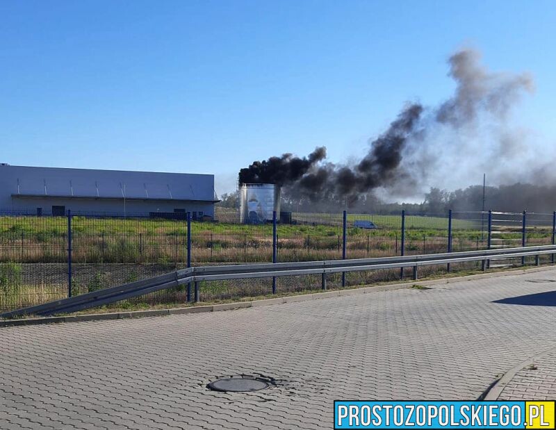 Pożar zbiornika w zakładzie w Zimnej Wódce w gminie Ujazd.(Zdjęcia)