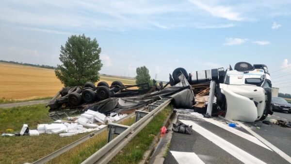 Utrudnienia na Opolskim odcinku autostrady A4.Ciężarówka przewożąca paczki wypadła z drogi i leży na boku.(Zdjęcia)