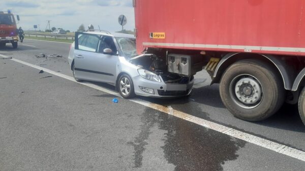 Wypadek na Opolskim odcinku autostrady A4.Kierujuący skodą najechał na tył ciężarówki.(Zdjęcia)