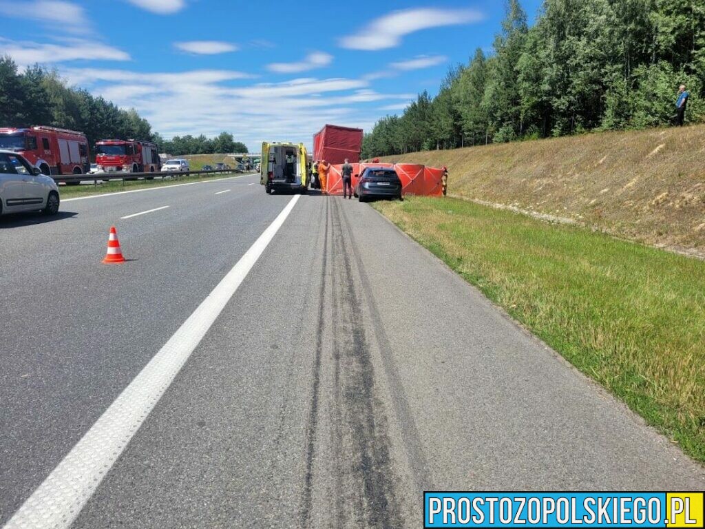 Wypadek na Opolskim odcinku autostrady A4 Kierujący autem osobowym wjechał pod tira. Na miejscu lądował LPR.(Zdjęcia)