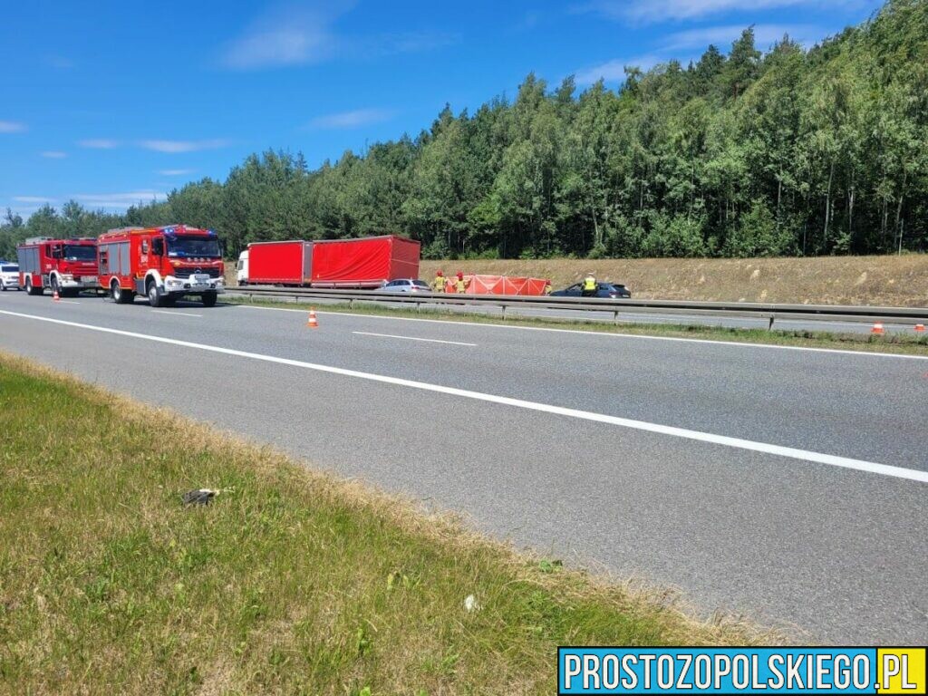 Wypadek na Opolskim odcinku autostrady A4 Kierujący autem osobowym wjechał pod tira. Na miejscu lądował LPR.(Zdjęcia)