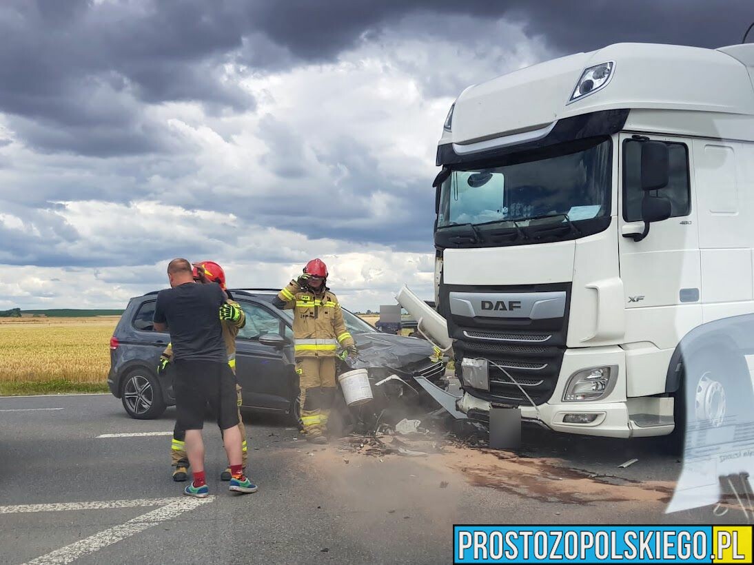 Czołowe zderzenie osobówki z ciężarówką w miejscowości Lubrza koło Prudnika.(Zdjęcia)