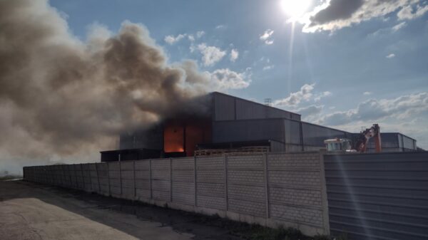 Pożar w zakładzie odzysku odpadów koło Brzegu. Na miejsce jadą zastępy straży z Opola i Kędzierzyna Kozła.(Zdjęcia)