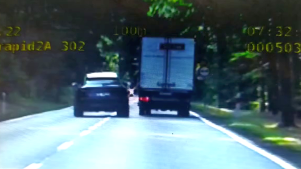 Niebezpieczne wyprzedzanie w oku kamery policjantów grupy SPEED.(Wideo)