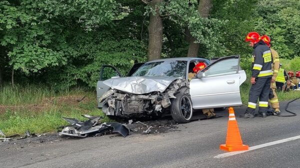 Zderzenie audi z przyczepą rolniczą. Trzy osoby zostały poszkodowane, w tym małe dziecko. (Zdjęcia)