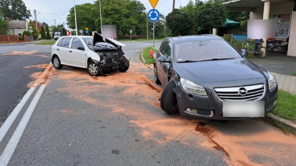 Zderzenie dwóch samochodów osobowych w miejscowości Świerczów.(Zdjęcia)