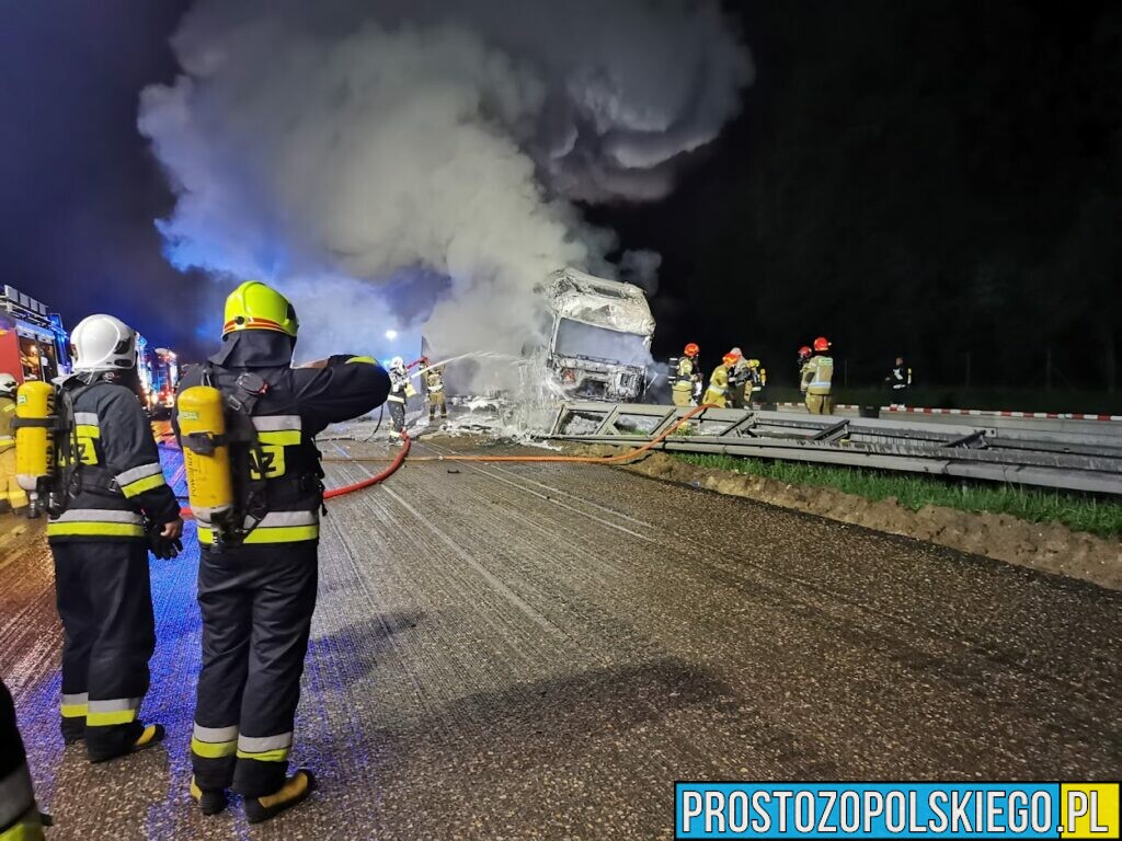 Śmiertelny wypadek na autostradzie A4.Doszło tam do zderzenia dwóch ciężarówek, które się zapaliły.(Zdjęcia)