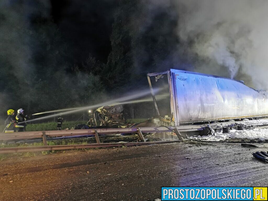 Śmiertelny wypadek na autostradzie A4.Doszło tam do zderzenia dwóch ciężarówek, które się zapaliły.(Zdjęcia)