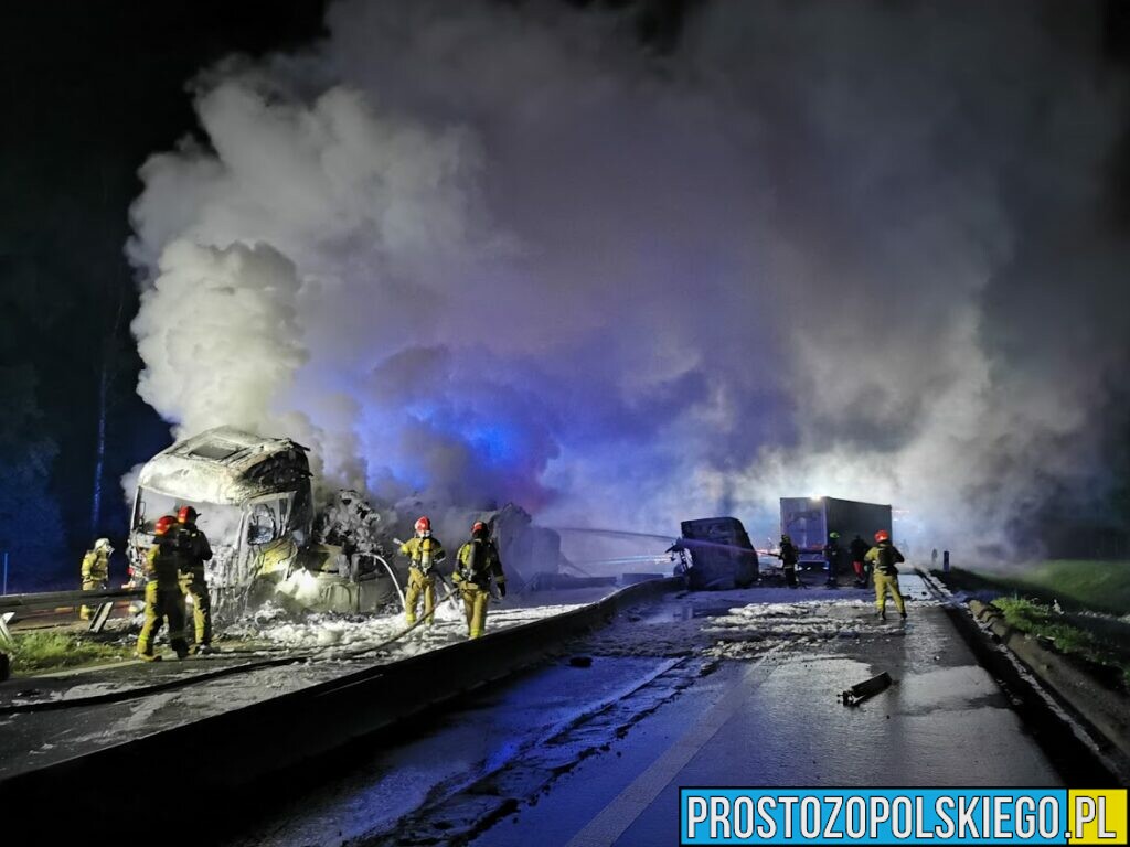 Śmiertelny wypadek na autostradzie A4.Doszło tam do zderzenia dwóch ciężarówek, które się zapaliły.(Zdjęcia)