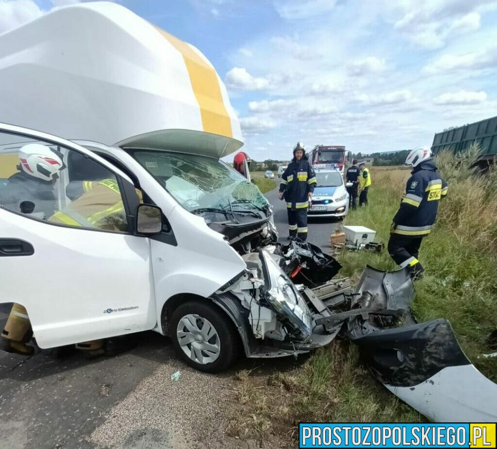 19-latek jadący dostawczakiem zderzył się czołowo z specjalistyczną maszyną (ładowaczem).