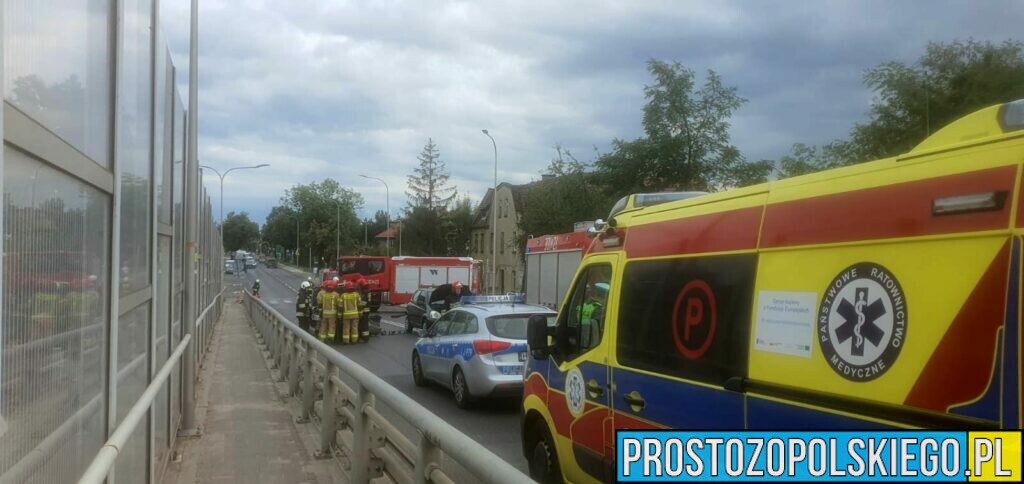 Śmiertelny wypadek w Strzelcach Opolskich. Samochód ciężarowy potrącił na przejściu mężczyznę i przez kilkanaście metrów był jeszcze wleczony pod samochodem.