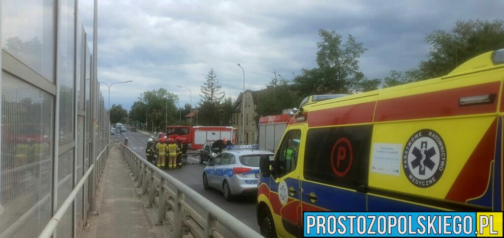 Śmiertelny wypadek w Strzelcach Opolskich. Samochód ciężarowy potrącił na przejściu mężczyznę i przez kilkanaście metrów był jeszcze wleczony pod samochodem.