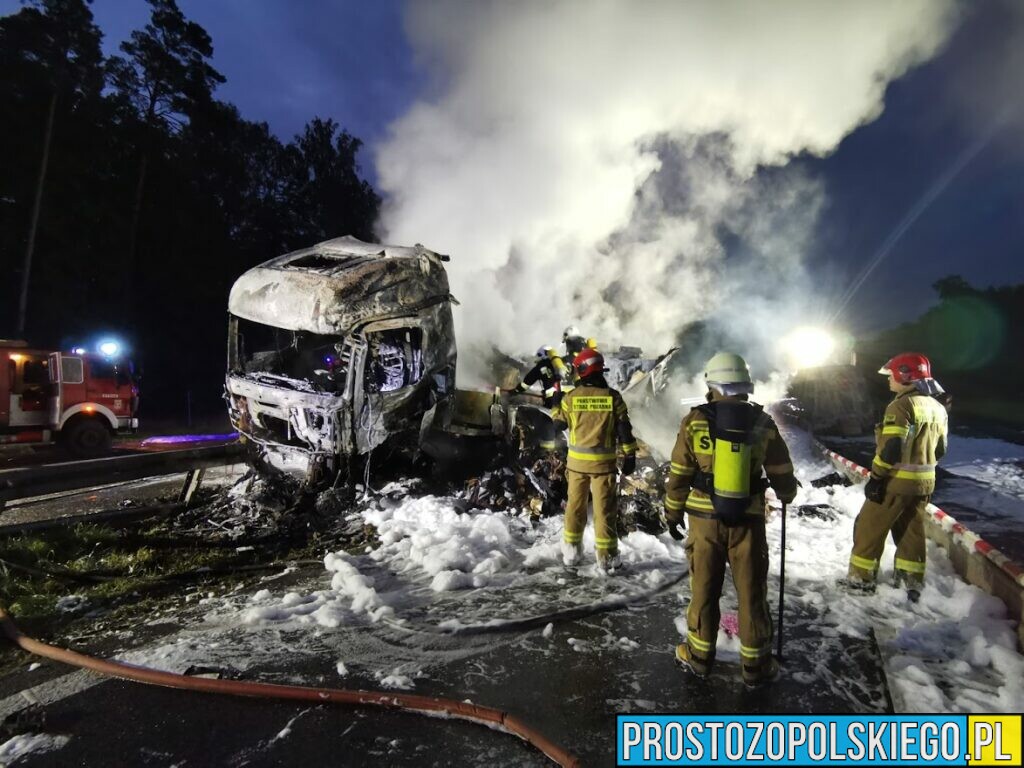 Śmiertelny wypadek na autostradzie A4.Doszło tam do zderzenia dwóch ciężarówek, które się zapaliły.(Zdjęcia)